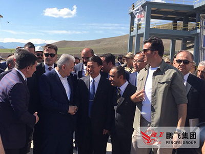 总裁王家安、土耳其总理耶尔德勒姆共同出席世界杯集团在土耳其承建的3000td水泥生产线剪彩仪式，并亲切交谈